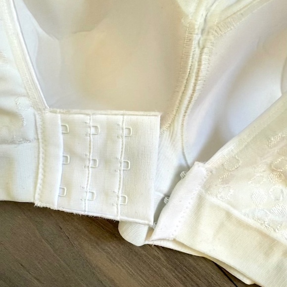Bali Cool Comfort Fabric Bra in White (pattern) - Large (NWT) - Picture 9 of 13